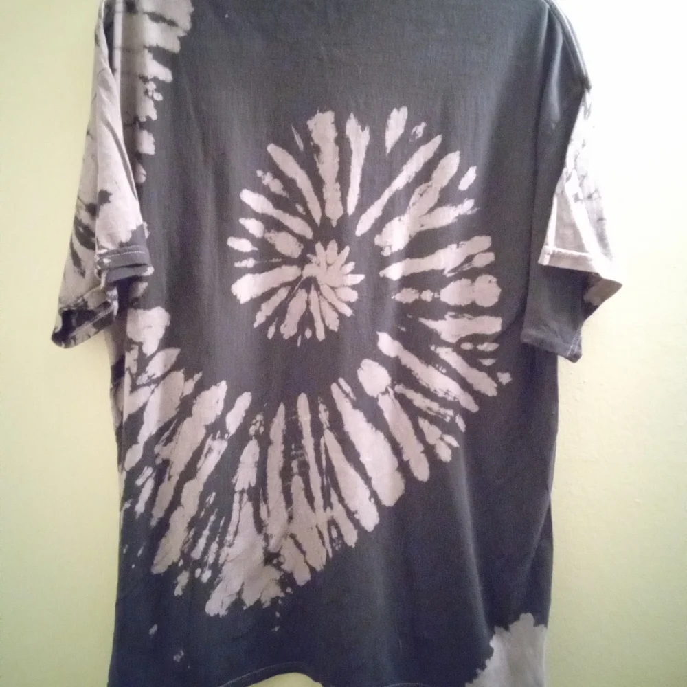 Womans L Kiss Graphic Black and White Tie-Dye Tee Relaxed Comfy Fit - Picture 4 of 4